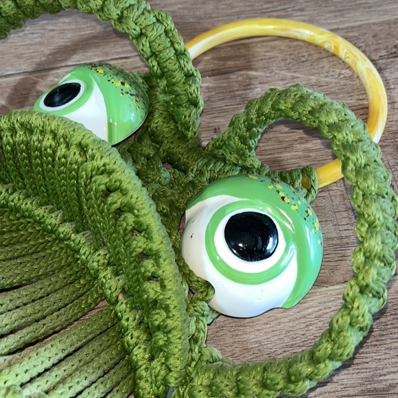 Vintage Macrame Green Frog Towel Holder Ring Wall Hanging 19.5” Ceramic Eyes - Picture 4 of 5